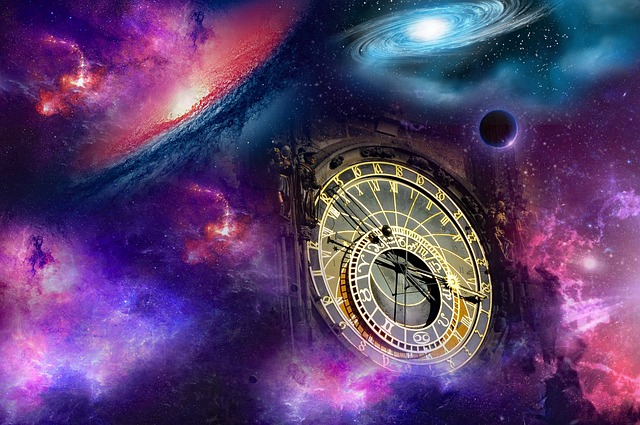 Una composición artística surrealista que muestra un antiguo reloj astronómico dorado integrado en una vibrante nebulosa cósmica. El fondo presenta nubes de gas en tonos púrpura, azul y rosa, acompañadas de estrellas centelleantes. En la parte superior derecha destaca una galaxia espiral y un planeta oscuro, ilustrando visualmente la conexión intrínseca entre el tiempo y el espacio a escala universal.